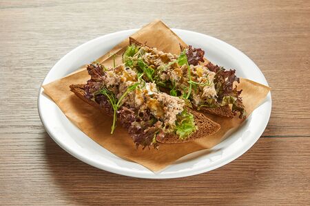 Брускетта с тунцом и артишоками