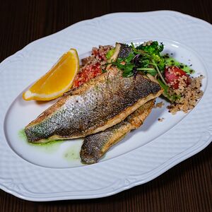 Филе сибаса с брокколи и томатами