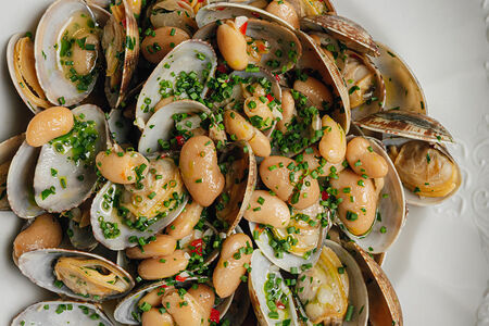 Вонголе в вине с белой фасолью