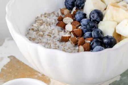 Овсяная каша, яблоко, карамельный соус