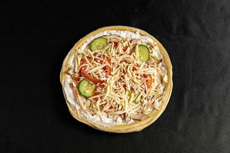 Пицца Фирменная с летним салатом