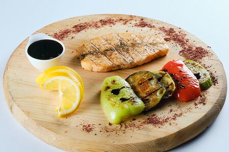 Стейк из лосося халяль с овощами гриль