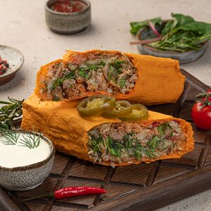 Шаурма куриная с халапеньо в сырном лаваше