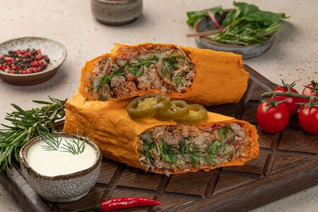 Шаурма куриная с халапеньо в сырном лаваше