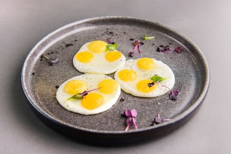 Яичница из перепелиных яиц