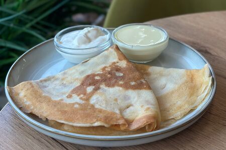 Блины со сметаной и сгущёнкой