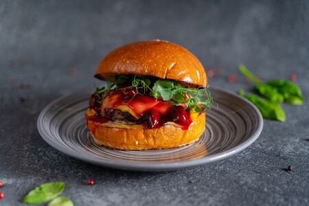 Бургер с вишнёвым соусом