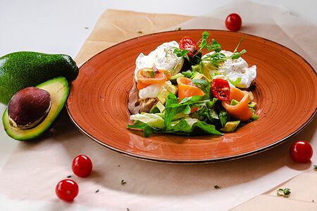 Бранч с лососем и авокадо