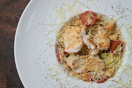 Салат Цезарь с цыпленком