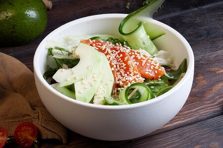 Салат с лососем и авокадо