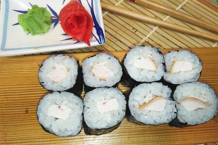 Классический ролл с копченой грудкой