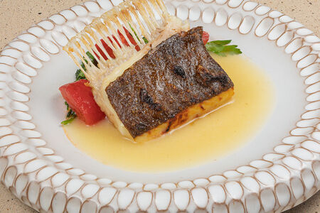 Камбала, зелень, соус тархун