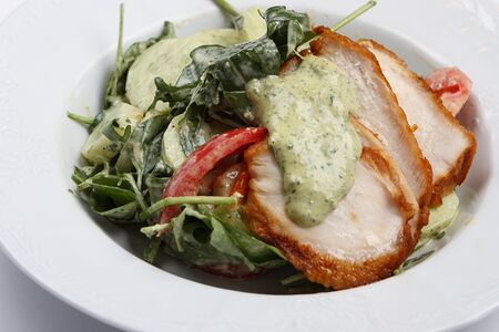 Листья салата с курицей, томатами и огурцами