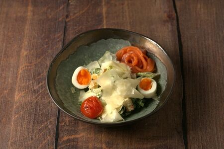 Салат Цезарь с копченой форелью