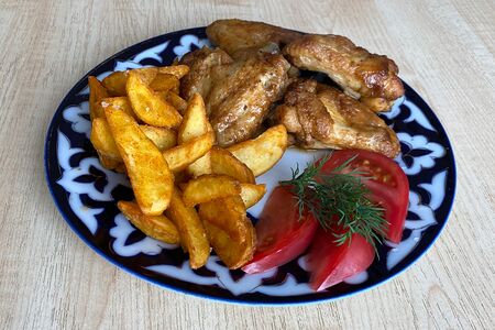 Жареные куриные крылышки с гарниром