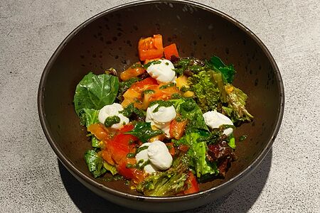 Салат с помидорами и песто