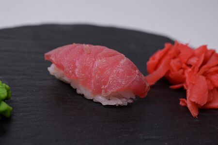 Суши с тунцом