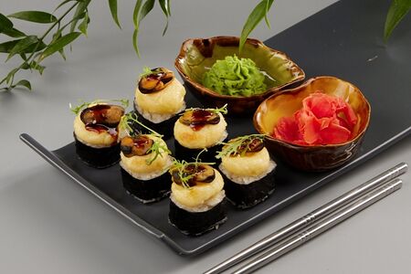 Запеченный ролл с сыром под шапкой из мидии