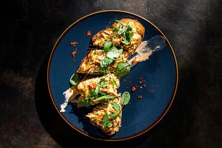 Брускетта с креветкой и снежным крабом