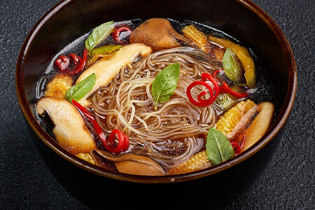 Овощной суп с лапшой и грибами