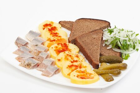Сельдь по-домашнему с отварным картофелем