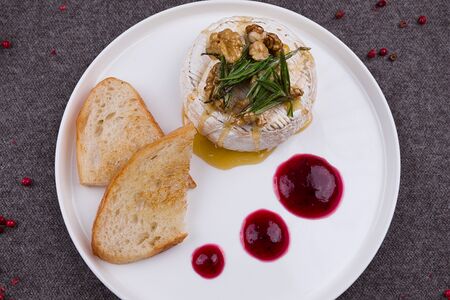 Камамбер, запеченный с медом и грецким орехом