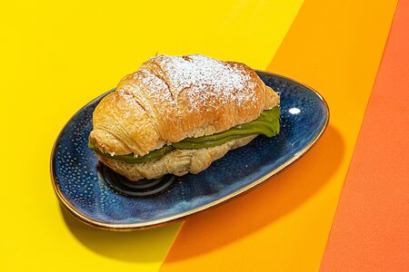 Круассан с фисташкой