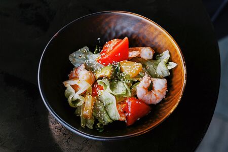 Тайский салат с креветками и ананасом