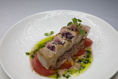 Филе тунца с карамелизированным луком в красном вине и томатами