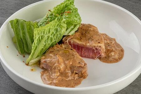 Стейк из тунца BBQ с миксом салатных листьев