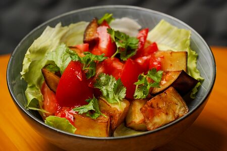 Салат с жареным баклажаном