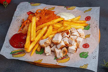 Шаурма на тарелке с курицей