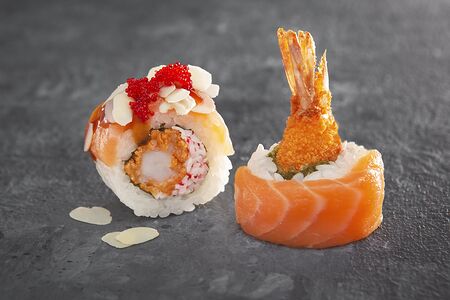 Лосось с жареной креветкой