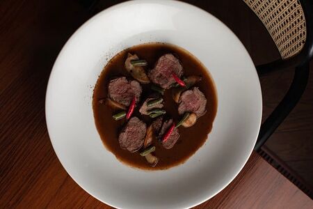 Стейк Кафе де Пари с белыми грибами и трюфельным демигласом