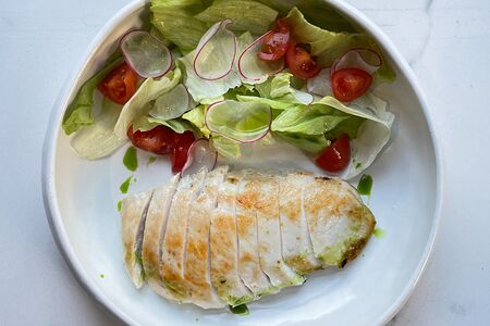 Куриная грудка с легким салатом