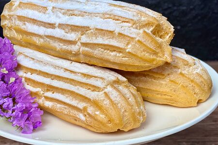 Эклер со сливочным кремом