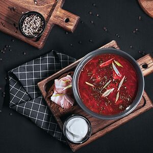 Борщ с говядиной, сметаной и зеленью