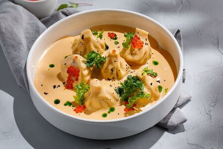 Патара хинкали с морепродуктами в соусе Том ям