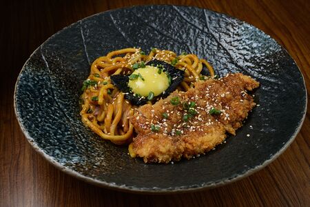 Лапша с хрустящим цыпленком и соусом лакса