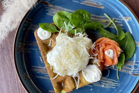 Яйцо Бенедикт на шпинатной вафле