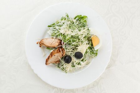 Салат Цезарь с курицей