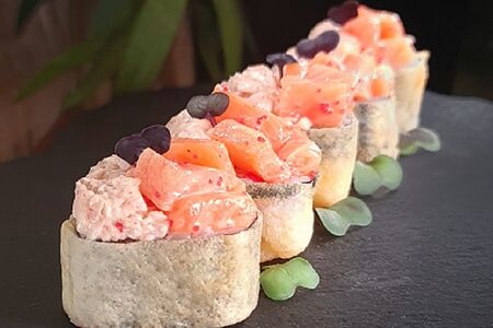 Ролл Buon tempura с лососем и такуаном 