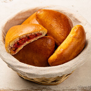 Пирожок с яблоком и брусникой