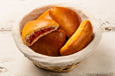 Пирожок с яблоком и брусникой