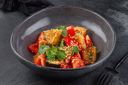 Хрустящий баклажан с томатами в азиатском стиле
