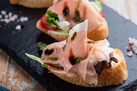 Брускетты с прошутто