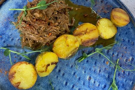 Томленая говядина с картофелем конфи