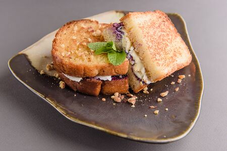 Черничная бриошь с сыром камамбер