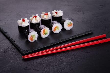 Ролл с лососем и огурцом new