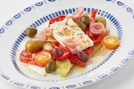 Греческий салат с оливками, каперсами, фетой и перцем рамиро